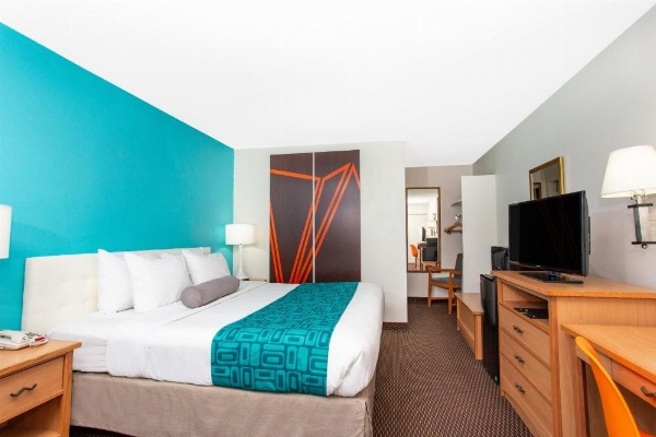 Howard Johnson by Wyndham Colorado Springs image 8